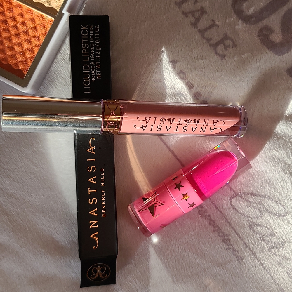 BRAND NEW MAKEUP! - Picture 2 of 6